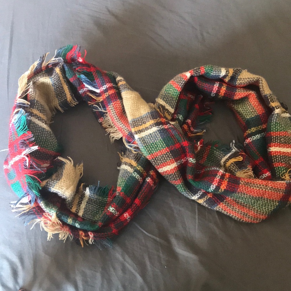 NWOT Women’s multicolor infinity scarf